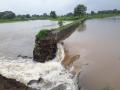 वालधुनी नदीचा शहरांना धोका, गावातील धरणाची भिंत फुटली - Marathi News | The river Valdhuni rises to the city, the village wall collapses in near ambarnath | Latest thane News at Lokmat.com