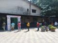Coronavirus: पनवेलमध्ये मजुरांच्या दाखल्यासाठी, तर तळीरामांच्या मद्यासाठी रांगा - Marathi News | Coronavirus: Queues in Panvel for labor certificate, Taliram liquor | Latest raigad News at Lokmat.com
