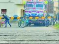 बंद रेल्वे फाटकाखालून दुचाकी काढणे गुन्हा - Marathi News | It is a crime to remove a two-wheeler under a closed railway crossing | Latest amravati News at Lokmat.com