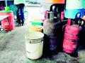 परवडत नाही म्हणून काय पण; चहा टपऱ्यांवर घरगुती सिलिंडर ! - Marathi News | But what if not affordable; Domestic cylinders on tea taps! | Latest yavatmal News at Lokmat.com