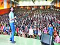 विद्यार्थ्यांमध्ये जाऊन संवाद : आदित्य ठाकरे यांची ‘डिजिटल शाळा’ - Marathi News | Aditya Thakre's Digital School | Latest nashik News at Lokmat.com