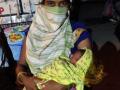 चाळीस दिवसाचे बाळ घेऊन आई गावाच्या वाटेवर - Marathi News | Mother carrying a one-month-old baby on her way to the village | Latest nagpur News at Lokmat.com
