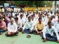राज्य आदर्श शिक्षक समितीचे सोलापूर जिल्हा परिषदेसमोर आंदोलन - Marathi News | Agitation before Solapur Zilla Parishad of State Adarsh Teachers' Committee | Latest solapur News at Lokmat.com