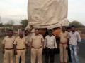 लाकडाची अवैध वाहतूक करणारा ट्रक पकडला - Marathi News | Wooden smuggling truck caught | Latest beed News at Lokmat.com