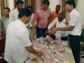बीडमध्ये झेडपी अधिका-यांसमोर उधळल्या नकली नोटा - Marathi News | Mock fake notes in front of ZP officials in Beed | Latest beed News at Lokmat.com