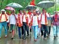 भर पावसात धडकला शिवसेनेचा मोर्चा - Marathi News | The Shiv Sena's front is full of rains | Latest gadchiroli News at Lokmat.com