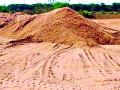 रेतीघाटातून अवैध रेतीचे खनन - Marathi News | Mining of illegal sand from sandgate | Latest gondia News at Lokmat.com