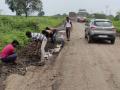 शेवटी नागरिकांना बुजवावे लागताहेत खड्डे - Marathi News | Finally the citizens have to extinguish the pits | Latest nandurbar News at Lokmat.com
