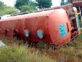 मोठे कडवानजवळ टँकर उलटून खाद्यतेल वाहिले - Marathi News | The tanker overturned near the big kadwan and spilled edible oil | Latest nandurbar News at Lokmat.com