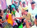 यावल पोलीस ठाण्यासमोर सुरू असलेले महिलांचे उपोषण मागे - Marathi News |  Behind the fasting of the women who started before Yaval police station | Latest jalgaon News at Lokmat.com