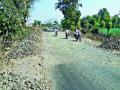 सौंदाणे रस्त्यावर  पुलावरील डांबर उखडले - Marathi News | The bridge collapsed on the Saundate road | Latest nashik News at Lokmat.com