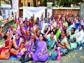 अंगणवाडी कर्मचाºयांची धरणे - Marathi News |  Take care of Anganwadi workers | Latest nashik News at Lokmat.com