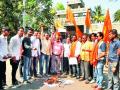 भारतीय विद्यार्थी सेनेकडून घरपट्टीची होळी - Marathi News | Holi gardens by Indian students | Latest nashik News at Lokmat.com