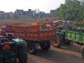 रेतीची अवैध वाहतूक; पाच ट्रॅक्टर जप्त - Marathi News | Illegal transport of sand; Five tractors seized | Latest akola News at Lokmat.com