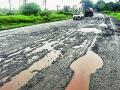 वरठी-भंडारा महामार्ग ठरतोय जीवघेणा - Marathi News | The Varathi-Bhandara highway is becoming life threatening | Latest bhandara News at Lokmat.com