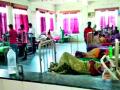 तुमसर उपजिल्हा रुग्णालयात एका बेडवर दोन रुग्ण - Marathi News | Two patients on one bed in Tumsar subdivision hospital | Latest bhandara News at Lokmat.com