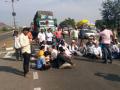 ट्रकच्या धडकेत दोघ भावांचा मृत्यू - Marathi News | Two brothers killed in truck crash | Latest dhule News at Lokmat.com