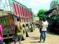 अरूंद रस्त्यावर फसतात वाहने - Marathi News | Vehicles get stuck on narrow roads | Latest gadchiroli News at Lokmat.com