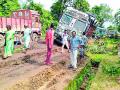 ट्रक फसल्याने वाहतूक ठप्प - Marathi News | Traffic jam due to truck collision | Latest gadchiroli News at Lokmat.com