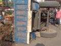 नेहरू चाैकात ट्रॅक्टर ट्राॅली उलटून अपघात  - Marathi News | Tractor trolley overturns in Nehru Chaika | Latest nandurbar News at Lokmat.com