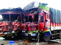 दोन ट्रकमध्ये भीषण धडक, कासार्डे-जांभुळवाडीजवळील घटना - Marathi News | A collision between two trucks, near Kasarde-Jambulwadi | Latest sindhudurga News at Lokmat.com