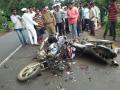दोन दुचाकींच्या अपघातात तीघे जखमी तर एक गंभीर - Marathi News | Two were injured in a two-wheeler accident while one was seriously injured | Latest nashik News at Lokmat.com