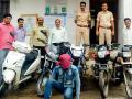 चार अट्टल चोरटे केले जेरबंद - Marathi News | Four intimate thieves have been martinged | Latest vardha News at Lokmat.com