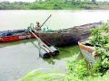 जप्त केलेल्या दहा बोटी अजूनही नदीपात्रातच - Marathi News | Ten boats still seized in the river bed | Latest vardha News at Lokmat.com