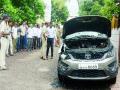 हिरावाडीत अज्ञाताने पेटविली कार - Marathi News | Unknown car burnt in Hirawadi | Latest nashik News at Lokmat.com