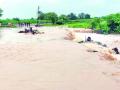 उमरखेड, महागावला धुवाँधार पावसाचा तडाखा - Marathi News | Heavy rains hit Umarkhed, Mahagaon | Latest yavatmal News at Lokmat.com