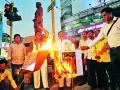 साध्वी प्रज्ञा ठाकूर यांच्या पुतळ्याचे दहन - Marathi News | The burning of the statue of Sadhvi Pragya Thakur in Nagpur | Latest nagpur News at Lokmat.com