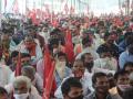 ...आणि पाेलिसांनी मेट्रो सिनेमाजवळ अडविला मोर्चा; शेतकऱ्यांचा एल्गार, मुंबई दणाणली  - Marathi News | ... and the Police stop march near the Metro Cinema; Farmers' Elgar in Mumbai | Latest mumbai News at Lokmat.com