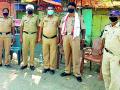 मास्क लावून पोलीस कर्तव्यावर - Marathi News | On police duty, wearing a mask | Latest amravati News at Lokmat.com