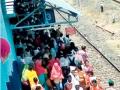बडनेरा रेल्वे स्टेशनच्या प्लॅटफॉर्मवर अर्धवट शेड - Marathi News | Partial shed on the platform of Badnera railway station | Latest amravati News at Lokmat.com