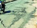लाखनी येथील सर्व्हिस रस्ता डांबरीकरणाला दोन दिवसात तडे - Marathi News | The service road at Lakhni should be demolished in two days | Latest bhandara News at Lokmat.com