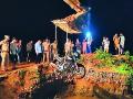 कालव्यात दुचाकी पडून मुलगा ठार, वडील गंभीर - Marathi News | Son killed, father seriously injured after falling into canal | Latest bhandara News at Lokmat.com