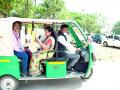 जिल्हाधिकाऱ्यांनी चालविली ई-रिक्षा - Marathi News | E-rickshaw driven by District Collector | Latest bhandara News at Lokmat.com