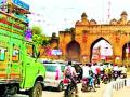 वाढत्या वाहतूक कोंडीने चंद्रपूरकरांचा जीव मेटाकुटीला - Marathi News | Chandrapurkar's life met with a growing traffic congestion | Latest chandrapur News at Lokmat.com