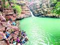 रामदेगी-संघारामगिरीचा परिसर पर्यटकांनी फुलला - Marathi News | Tourists flock to Ramdegi-Sangharamgiri area | Latest chandrapur News at Lokmat.com