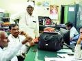 शेतकऱ्यांचा पाटबंधारे कार्यालयात ठिय्या - Marathi News | Farmers stopping at the irrigation office | Latest chandrapur News at Lokmat.com