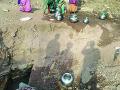 कोलाम बांधव पितात नाल्यातील दूषित पाणी - Marathi News | Contaminated water in the Nallah drinks Kollam brother | Latest chandrapur News at Lokmat.com