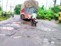 पडोली-घुग्घुस महामार्गावर खड्डयांमुळे अपघातात वाढ - Marathi News | Increase in accidents due to potholes on Padoli-Ghughhus highway | Latest chandrapur News at Lokmat.com