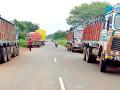 ट्रकांमुळे वाहतुकीस अडथळा - Marathi News | Traffic obstruction by trucks | Latest gadchiroli News at Lokmat.com