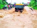 मुसळधार पावसाने अडविली वाट - Marathi News | Heavy rain hampered the way | Latest vardha News at Lokmat.com