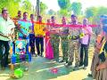 अन् पोलिसांच्या पुढाकारातून गावकऱ्यांसाठी बनला रस्ता - Marathi News | The road was built for the villagers through the initiative of the police | Latest gadchiroli News at Lokmat.com