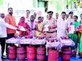 वनविभागातर्फे मोफत गॅस कनेक्शन - Marathi News | Free gas connection by Forest Department | Latest nashik News at Lokmat.com