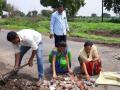 शिक्षक-शिक्षिकांनी श्रमदान करून रस्त्यावरील खड्डे बुजवले - Marathi News | Teachers and teachers have done work on the road pavement | Latest nandurbar News at Lokmat.com