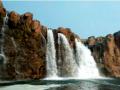 धोकेदायक बिलगाव धबधब्यावर संरक्षण भिंत बांधा - Marathi News | Build a protective wall over the dangerous Bilgaon Falls | Latest nandurbar News at Lokmat.com