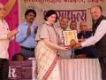 शहाद्याच्या अलका कुलकर्णींना कार्यगौरव पुरस्कार प्रदान - Marathi News | Alka Kulkarni of martyrdom conferred a performance award | Latest nandurbar News at Lokmat.com