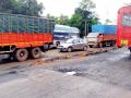 महामार्ग चिखलमय, पावशी येथे टेम्पो चिखलात अडकला - Marathi News | Highway muddy, trapped in tempo maze at Pawshi | Latest sindhudurga News at Lokmat.com